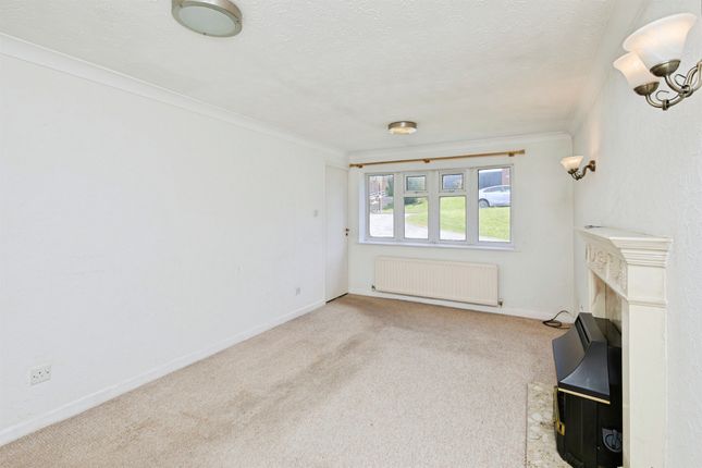 47, Chatsworth Drive, Burton-On-Trent photo 3