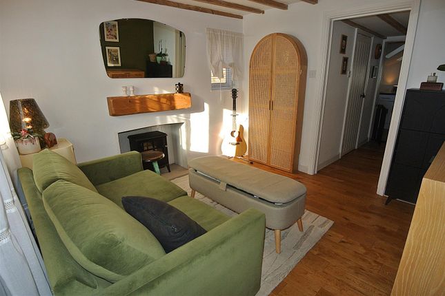 13, Middle Hill, Englefield Green photo 4