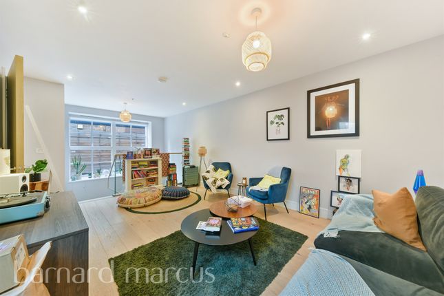 Town house for sale in Stormont Road, London