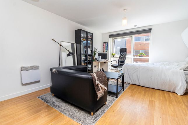 Flat 118, The Round House Gunwharf Quays, Portsmouth photo 4