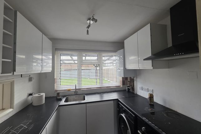 23 Portland Crescent, Feltham photo 3