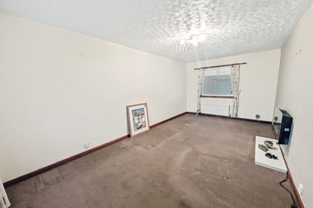 30, Clark Crescent, Stevenston photo 4