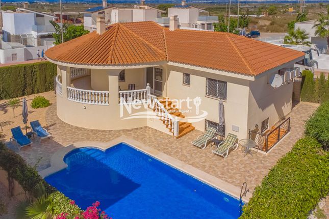Villa for sale in Alicante, La Marina, Urb El Oasis