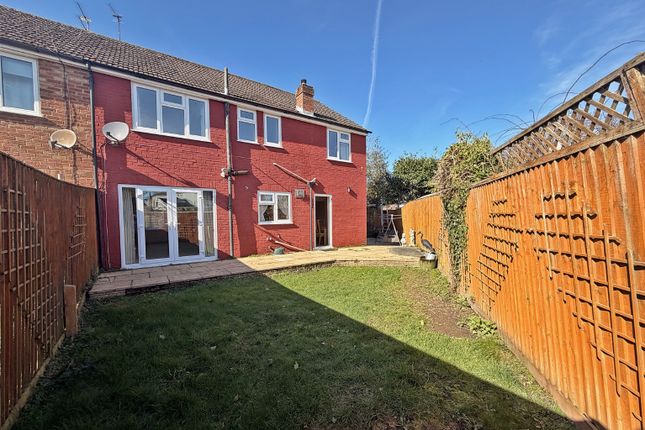 32 Forge Close, Holmer Green, Buckinghamshire photo 5