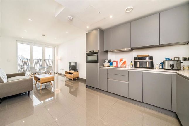 33 Delphini Apartments, 10, St. Georges Circus, London photo 2