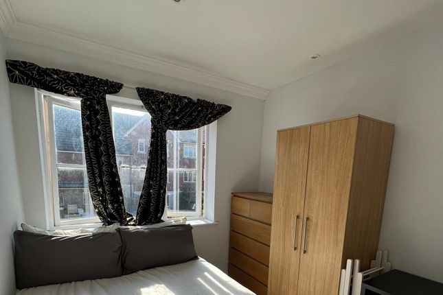 Thumbnail Room to rent in Cross Way, London