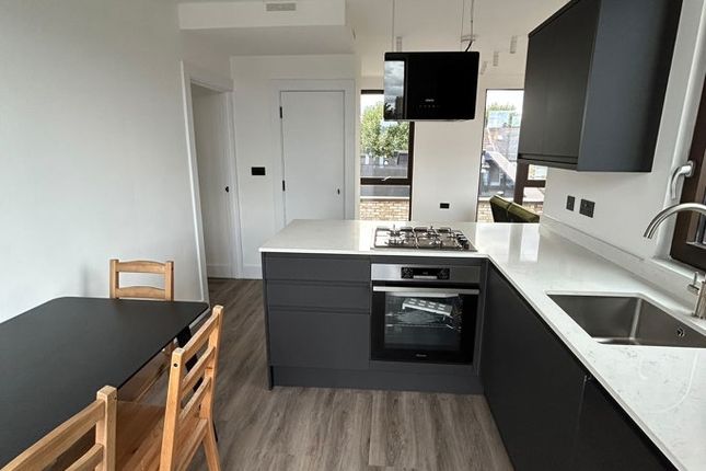 Flat 9 Gingerbread Court 2A, Michigan Avenue, London photo 2