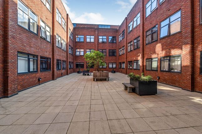 Flat for sale in The Landmark, Flowers Way, Luton, Bedfordshire