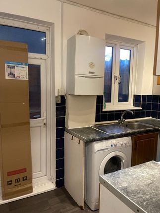 Flat to rent in Winchester Road, London