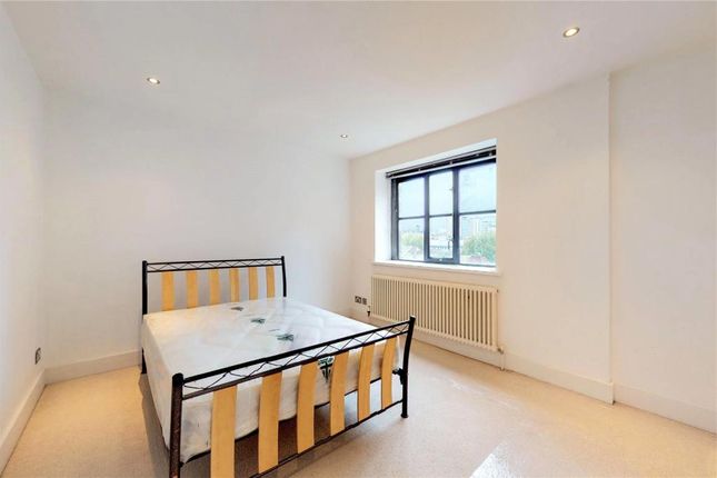 Flat to rent in Thrawl Street, Aldgate, London