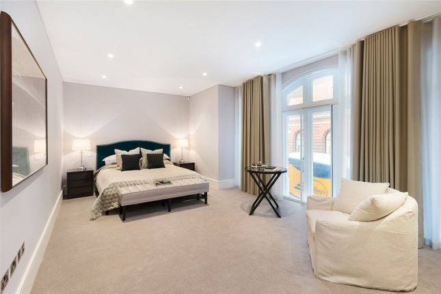 Flat to rent in Hay Hill, London