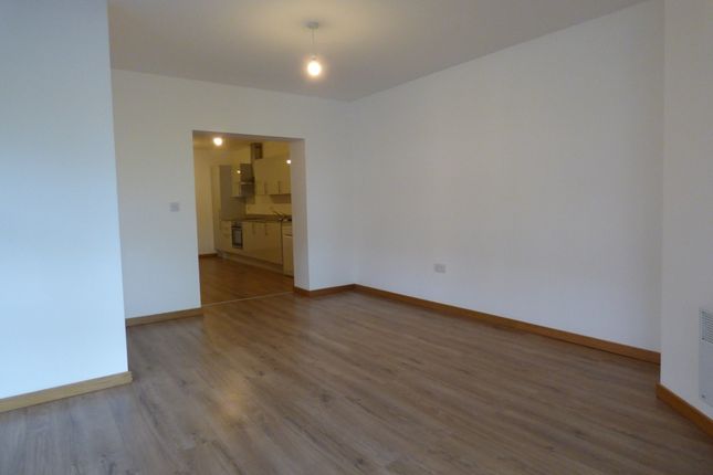 Flat 27, The Quadrant, Westlea, Swindon photo 3