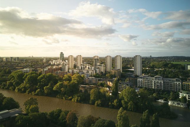 Flat to rent in Hyperion Tower, Brentford