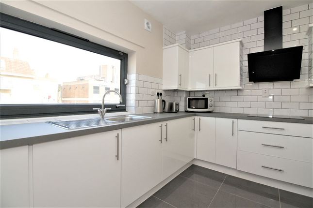 Thumbnail Flat to rent in Rich Street, Westferry, Canary Wharf