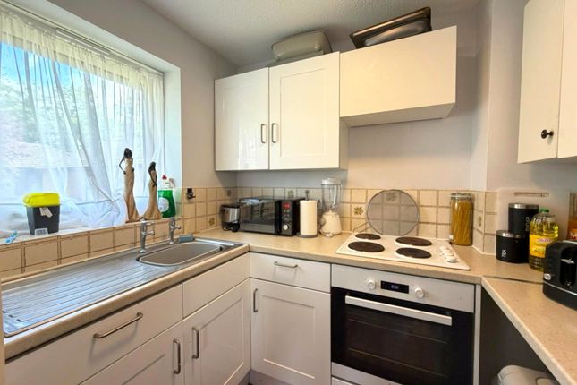 207, Avondale, Ash Vale photo 3