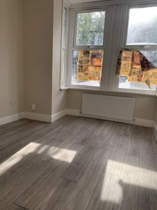 Flat to rent in Wortley Road, London