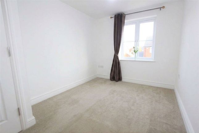 10 Crown Close Winkfield Road, London photo 4