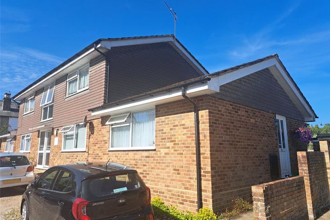 Studio flat on Riverside Court, Dorking, £900/mo