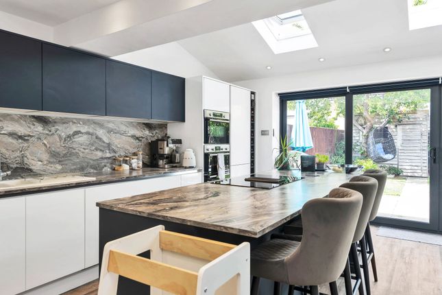 2 Hinkins Close, Royston photo 2