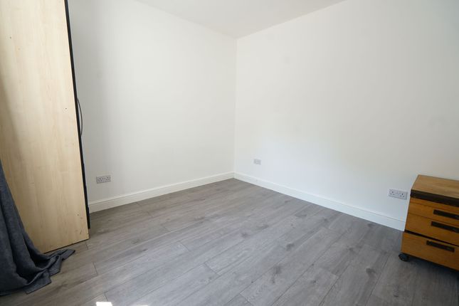 18 Manser Road, Rainham photo 5