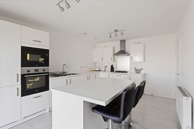 1 Brotherton Glade, Livingston photo 2