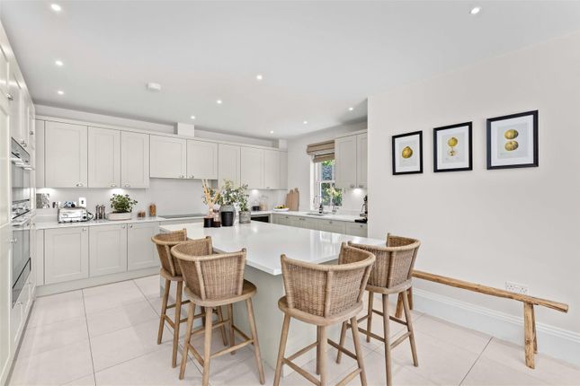 8, Windsor Grey Close, Ascot photo 4