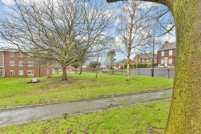 3-bed flat on Middle Street, Gillingham, £150,000
