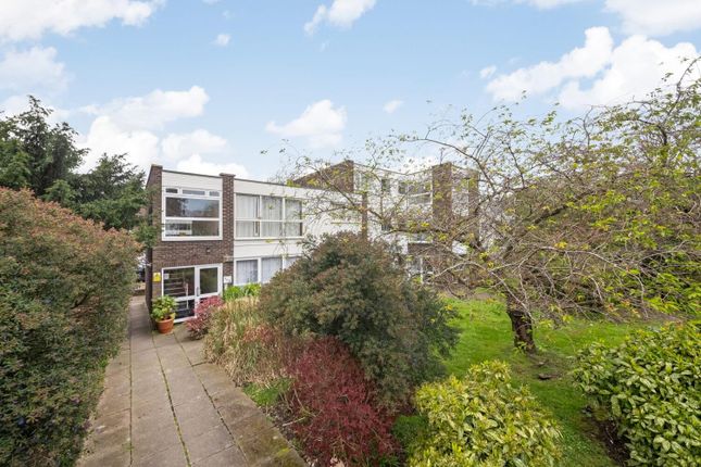 Flat for sale in Bromley Road, Catford, London