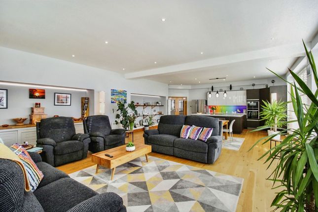 Flat for sale in Headlands, Hayes Road, Penarth