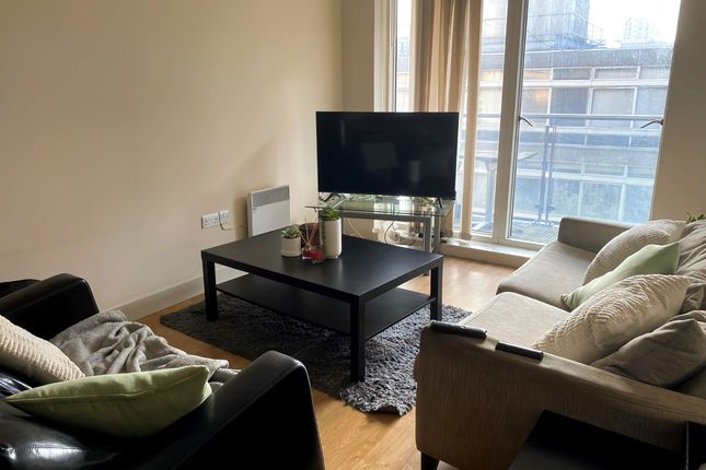 Flat to rent in Merchants Place, Reading