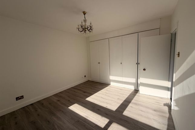 Flat 2, Westchester Court, Westchester Drive, London photo 3