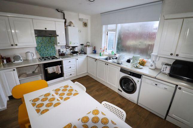 8, Romsey Gardens, Bradford photo 4