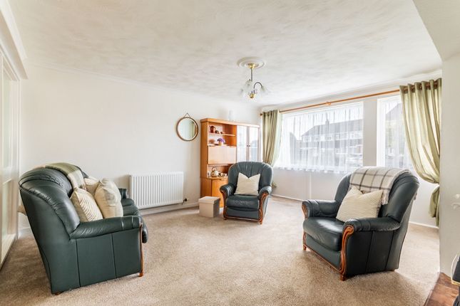 26 Barton Way, Cheltenham photo 2
