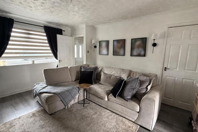 32, Harewood Grove, ROTHERHAM photo 2