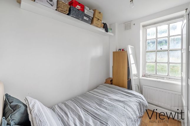 Flat for sale in Clapham, Albion Avenue, London
