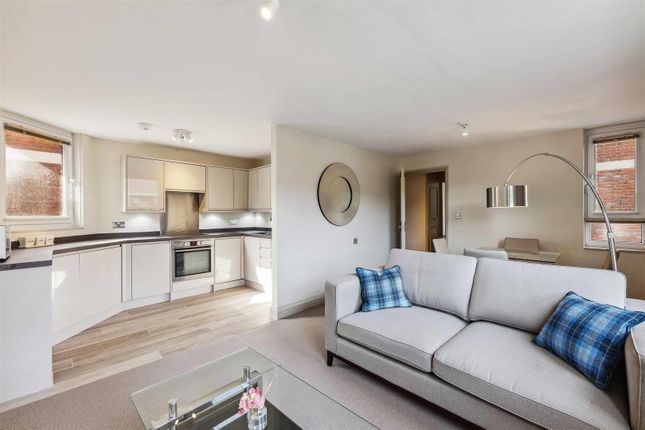 Thumbnail Flat for sale in More Close, St Paul's Court, London