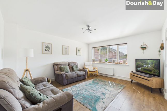 8 Meadowside, Stone photo 2