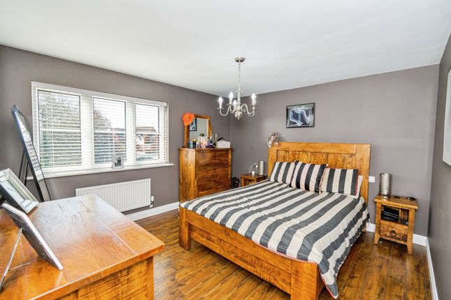 37, Hawkers Close, Southampton photo 4