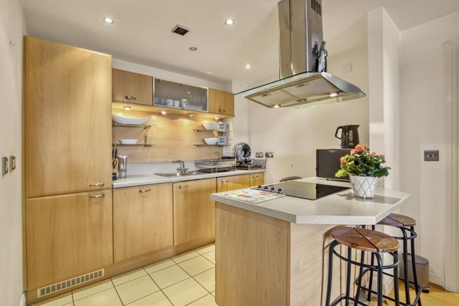 Flat to rent in 18 Lombard Road, London