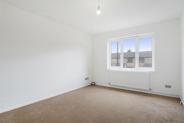 Flat to rent in Larkham Close, Feltham