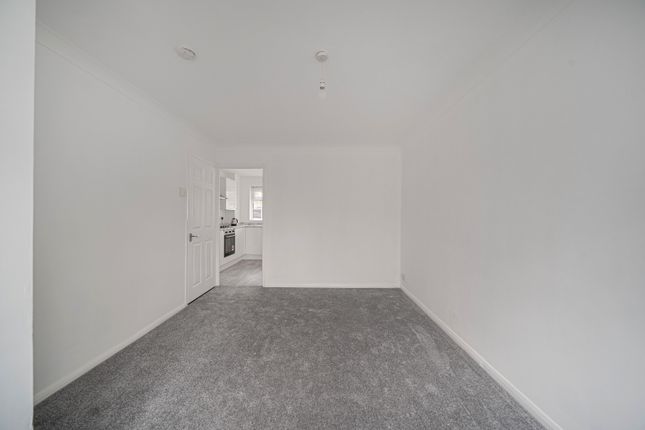 19 Cressey Court, Chatham, Kent photo 4
