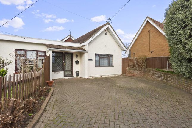 Bungalow to rent in Abbots Court Road, Hoo