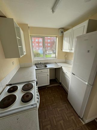 Flat to rent in Chaffinch Close, London