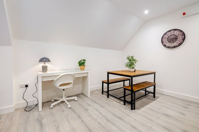 Apt 8, Aspen Court, Camberley photo 4