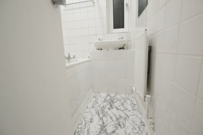 Flat 26 George Belt House, Smart Street, LONDON photo 4