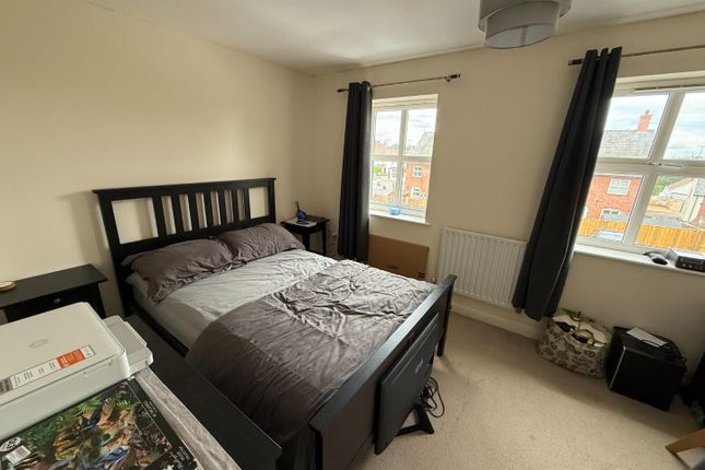 6, Thompson Court, Swindon photo 5
