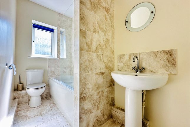 11, The Pines, West Yorkshire photo 4