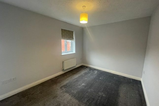 8 Youngs Close, Newark photo 4
