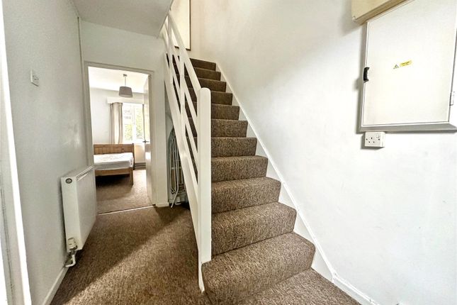 200, Stroud Crescent, London photo 4