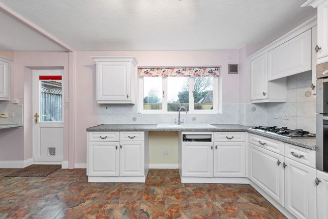 25 Elm Way, Royston photo 2